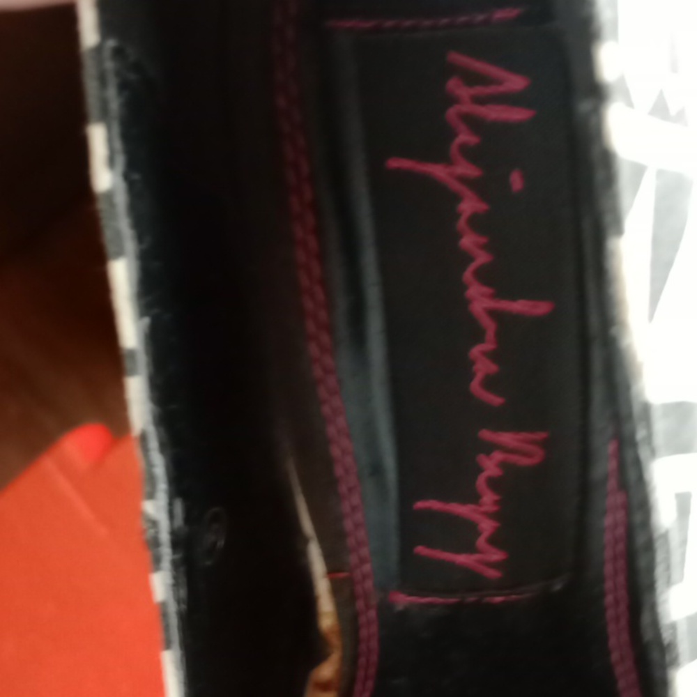 Unique Pumps - Picture 4 of 5